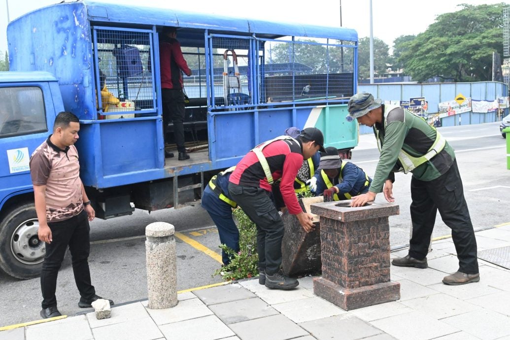 东:(已签发)淡马鲁河畔公园2景观设施和花盆遭破坏