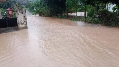 凌晨倾盆大雨    新巴力金源花园马路变河流