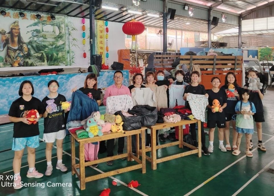 东:(请签发)韩国商家大爱无疆界,赠8000套新旧衣服予大马