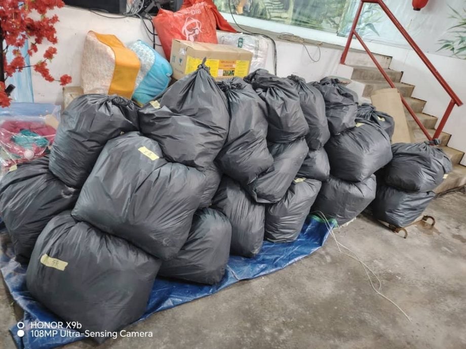 东:(请签发)韩国商家大爱无疆界,赠8000套新旧衣服予大马