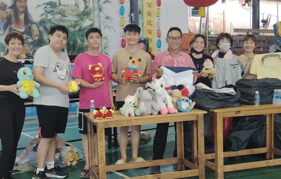 东:(请签发)韩国商家大爱无疆界,赠8000套新旧衣服予大马