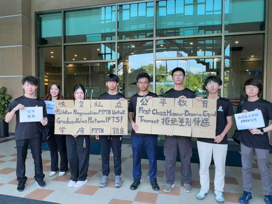 两学生组织递交备忘录 促高教部恢复私立大学PTPTN贷款豁免资格