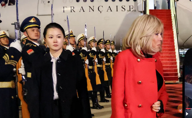 中国“最美女保镖”贴身保护马克龙夫人 小粉红:1人撂倒5日本人