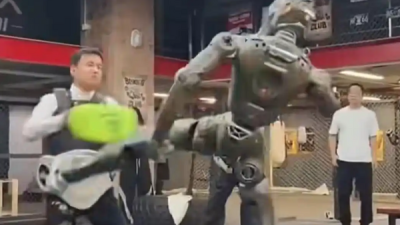 视频 | 中国人形机器人“飞踹老板”爆红 宣传逆操作！网友直呼过瘾