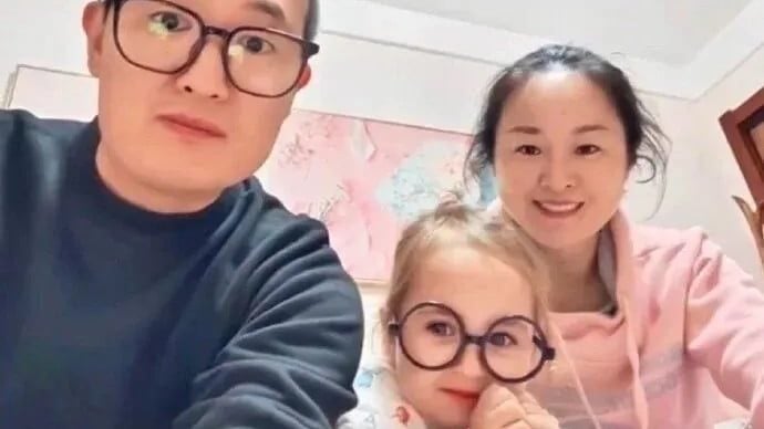 中国夫妻生出金发碧眼娃 网民：基因真像开盲盒
