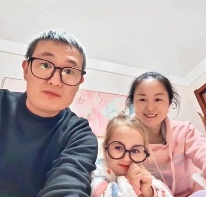 中国夫妻生出金发碧眼娃 隔代基因无需做亲子鉴定