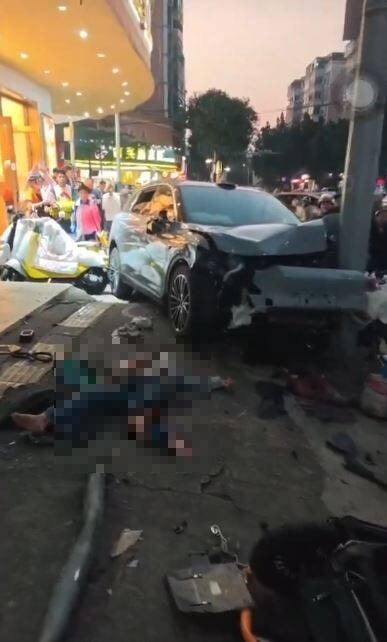 中国广州休旅车高速冲上人行道！多人遭撞飞命危