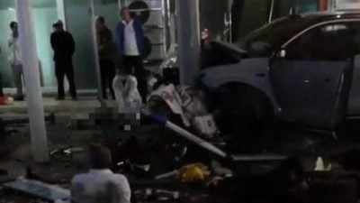 中国广州休旅车高速冲上人行道！多人遭撞飞命危