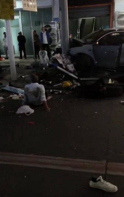 中国广州休旅车高速冲上人行道！多人遭撞飞命危