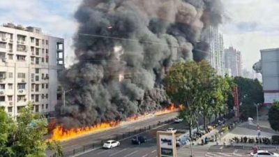 中国广州地铁站外货车自燃 骇人景象曝光