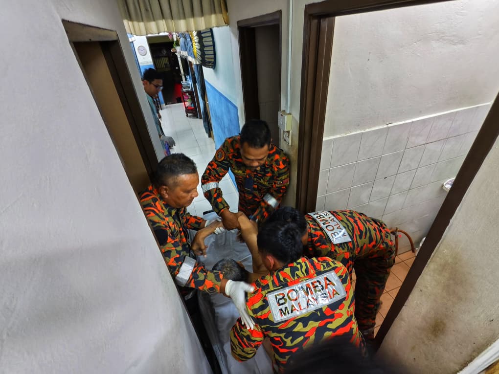 中年男子浴室跌倒 消拯员出动移出送医