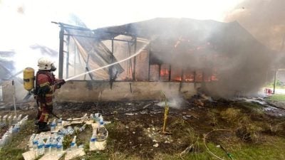 巴生中路镇大火 连烧4屋1车间3交通工具