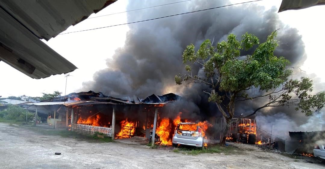 中路镇大火 连烧4屋1车间3交通工具