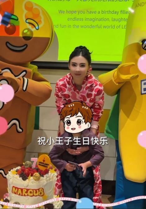 为7岁小儿子庆生 张柏芝母子玩转游乐园