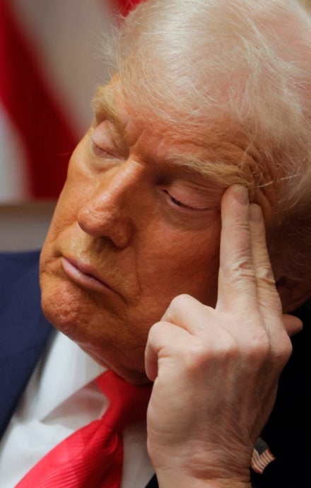 主持内阁会议 特朗普频频闭眼、打瞌睡 日记揭79岁日做12小时