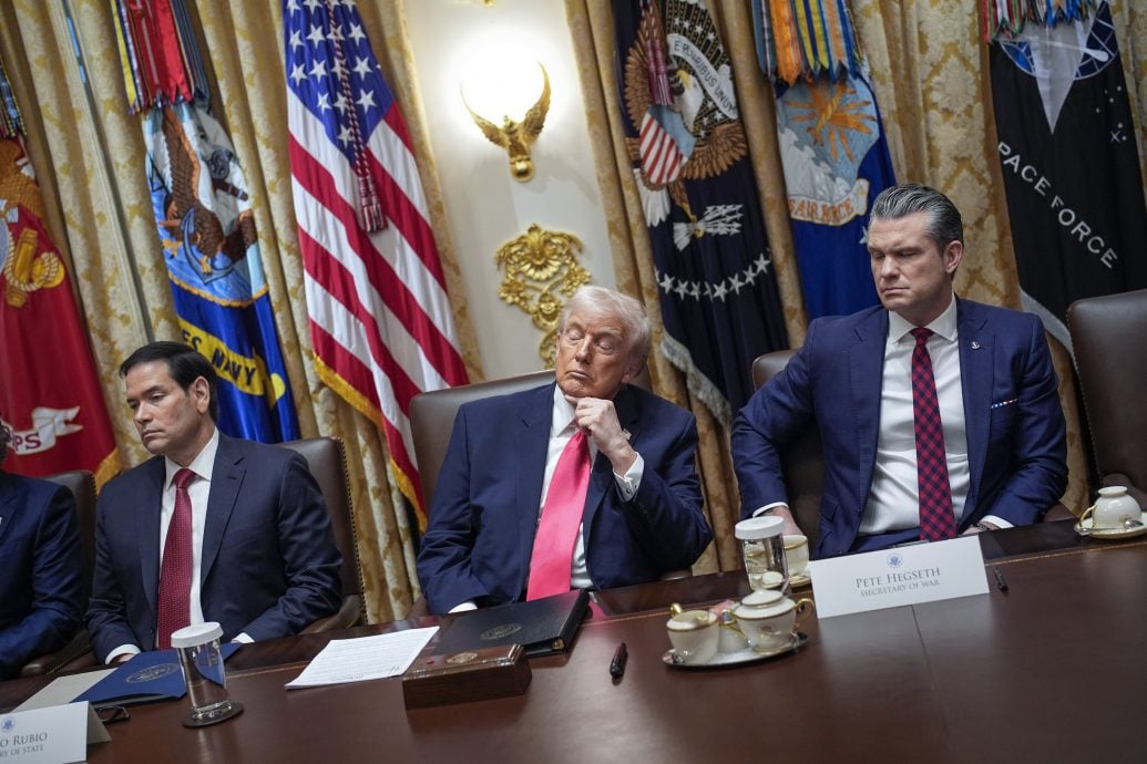 主持内阁会议 特朗普频频闭眼、打瞌睡 日记揭79岁日做12小时