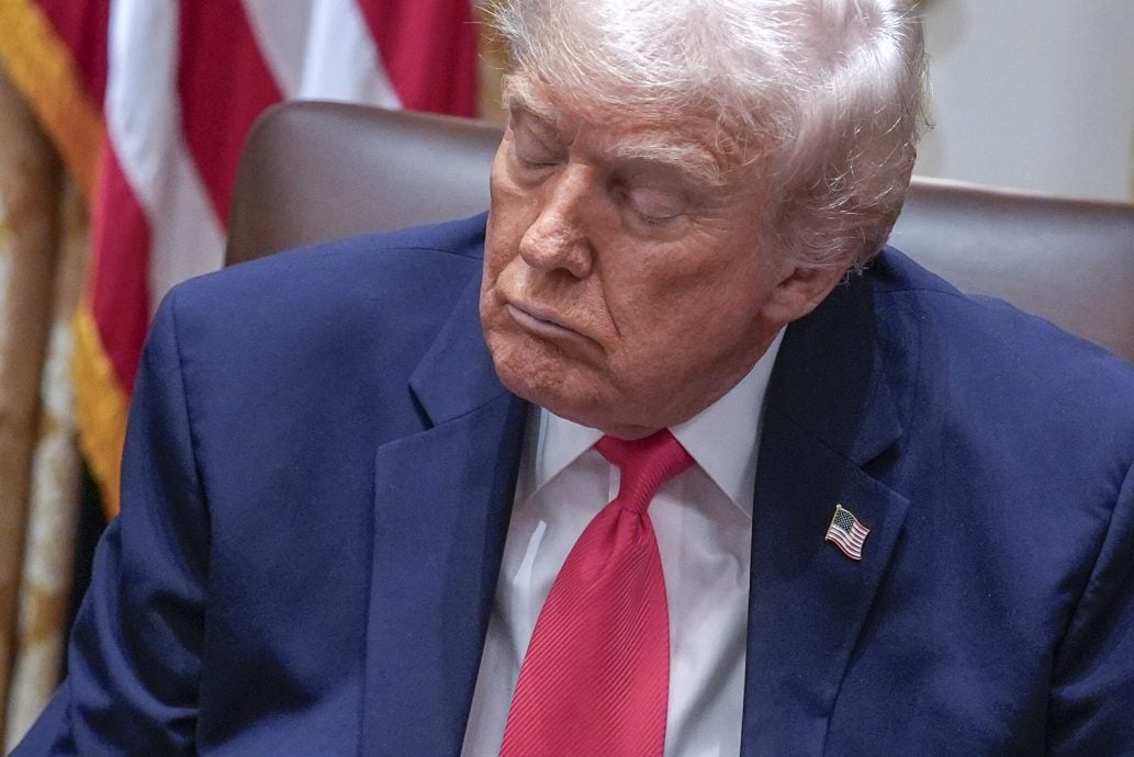 主持内阁会议 特朗普频频闭眼、打瞌睡 日记揭79岁日做12小时