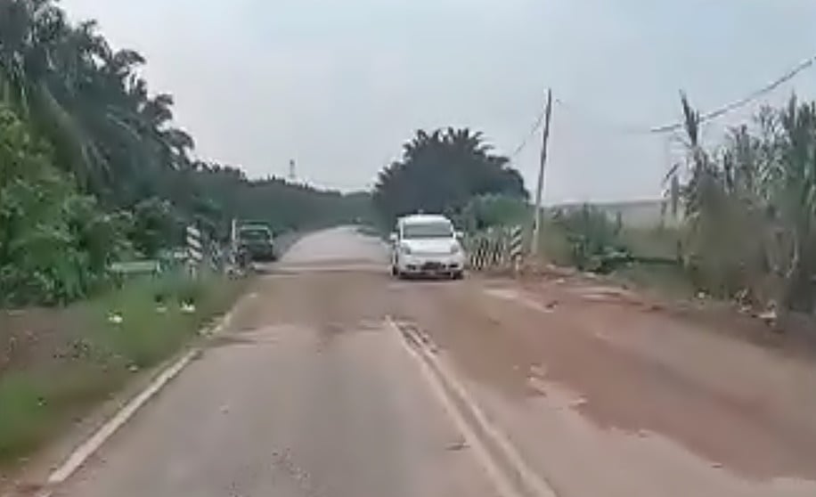 五丰村外路崩陷 维修完成今通路 