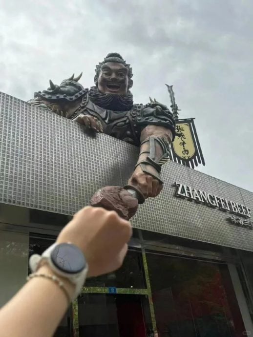 从“扇耳光”到“被斩首” 网民拍照玩出新花样