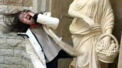 从“扇耳光”到“被斩首” 网民拍照玩出新花样