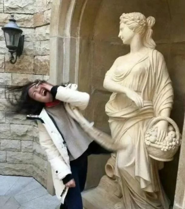 从“扇耳光”到“被斩首” 网民拍照玩出新花样