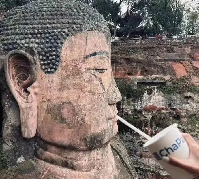 从“扇耳光”到“被斩首” 网民拍照玩出新花样