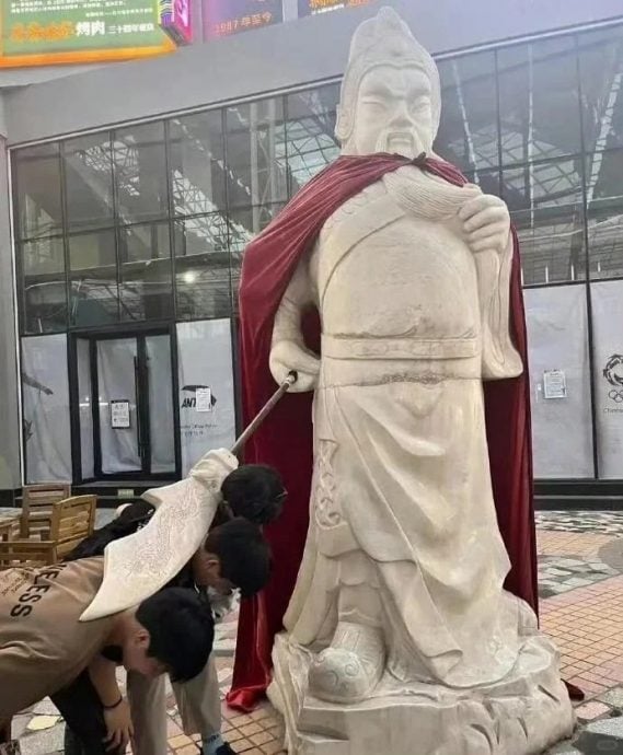 从“扇耳光”到“被斩首” 网民拍照玩出新花样