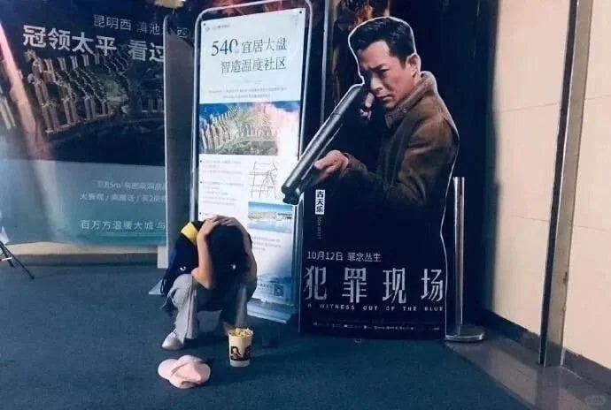 从“扇耳光”到“被斩首” 网民拍照玩出新花样