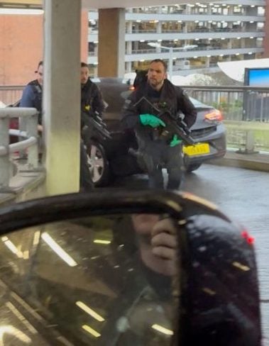 伦敦希思罗机场胡椒喷雾袭击致多人伤 机场交通出现中断