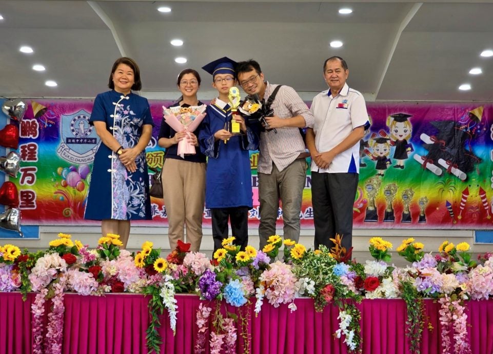 供星洲网/刘国利:让孩子太早用手机,是纵容式育儿