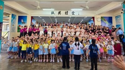 刘国利：蚕食现实社交能力 “父母太早给手机摧毁孩子”