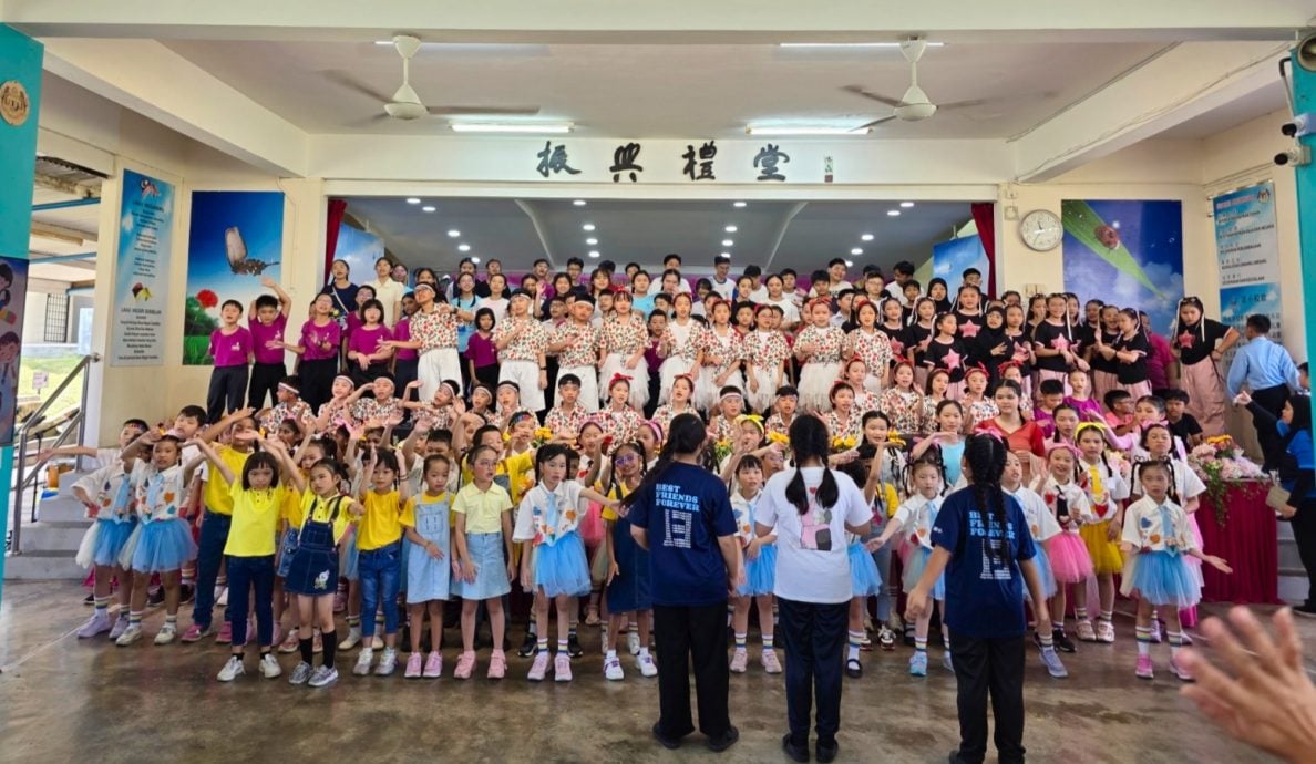 供星洲网/刘国利:让孩子太早用手机,是纵容式育儿