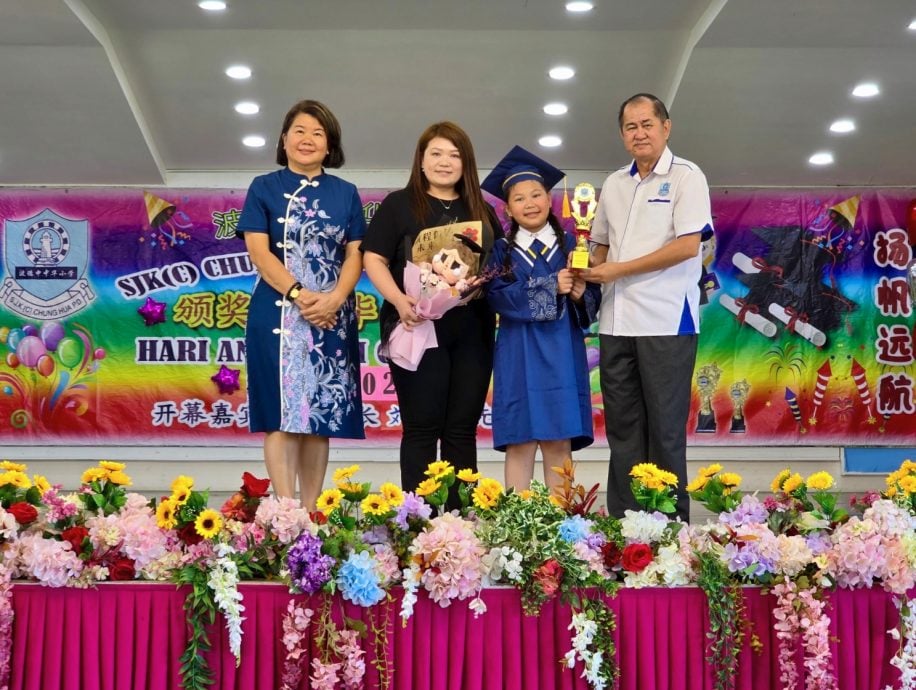 供星洲网/刘国利:让孩子太早用手机,是纵容式育儿