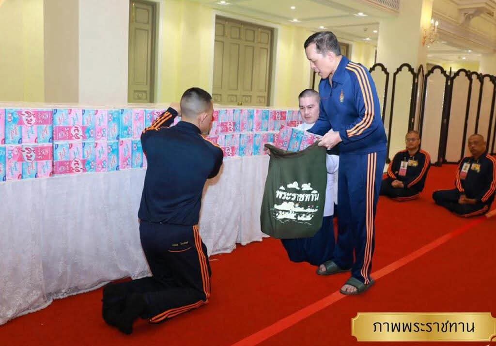 供星洲网:泰王及王室成员 向泰南灾民发1万个“皇家救济包”