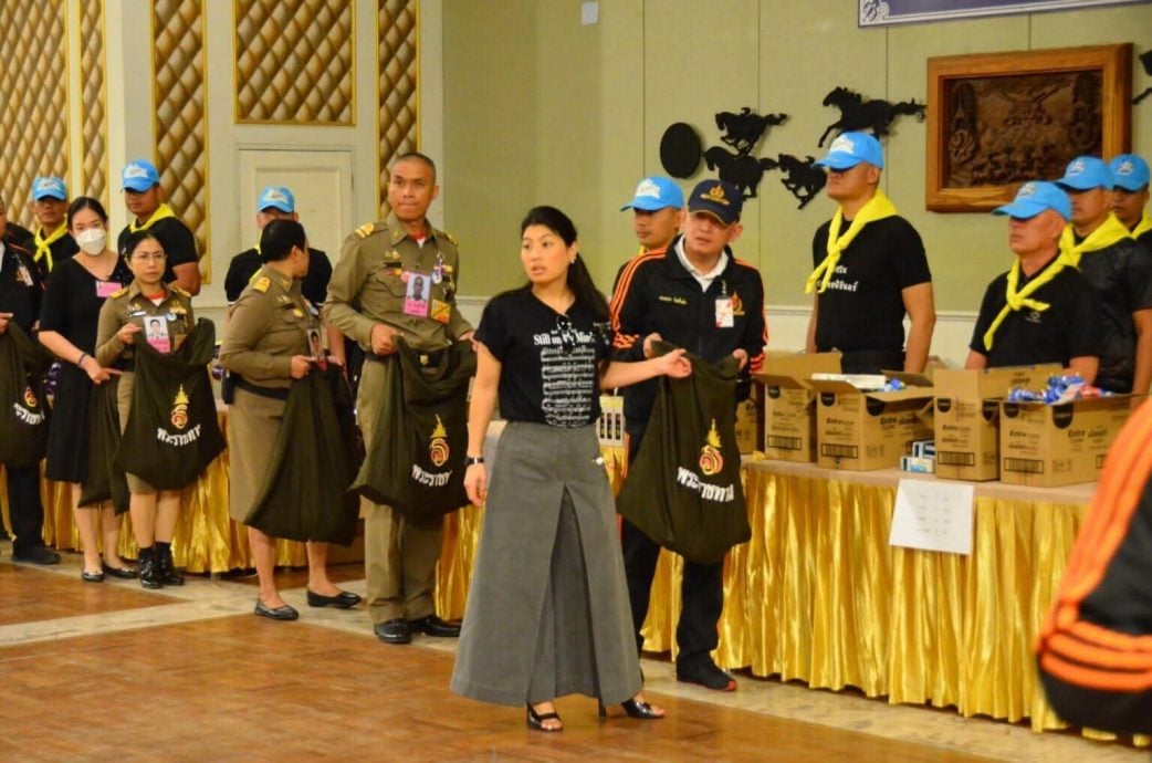 供星洲网:泰王及王室成员 向泰南灾民发1万个“皇家救济包”