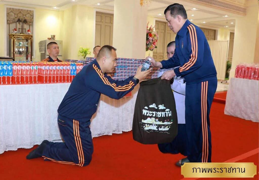 供星洲网:泰王及王室成员 向泰南灾民发1万个“皇家救济包”