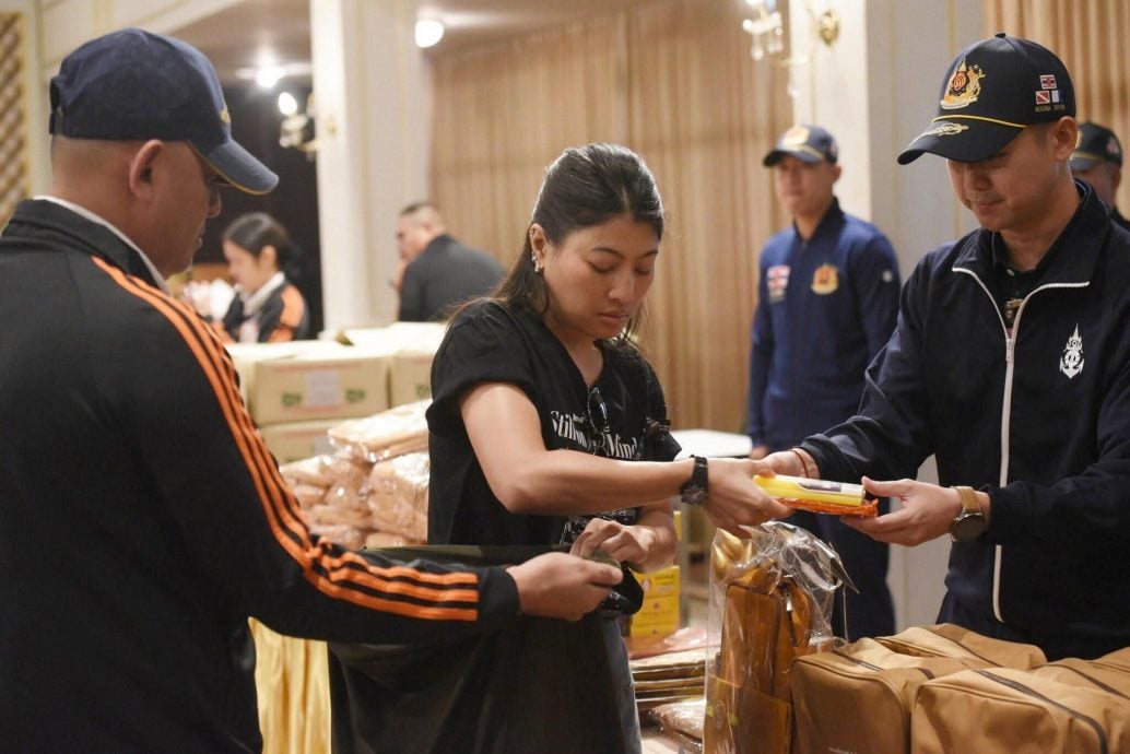 供星洲网:泰王及王室成员 向泰南灾民发1万个“皇家救济包”
