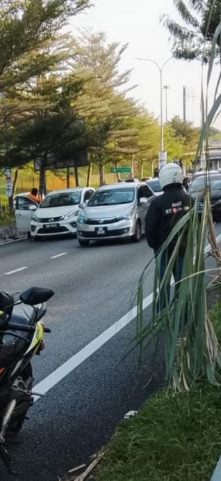 供星洲网：芙蓉亚沙路枪击命案！枪手骑摩托干案，两人被枪击，1死1伤