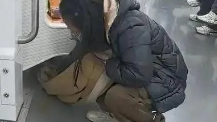 视频 | 车厢打翻奶茶用围巾擦干获赞  女子获地铁公司送礼道谢