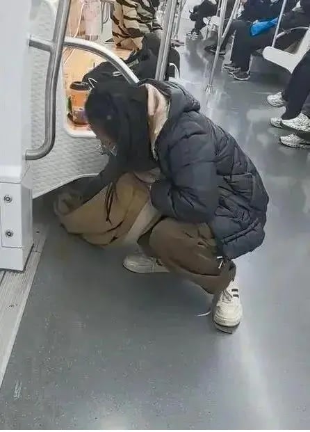 供星洲网:视频|奶茶倒洒她用围巾擦干获赞 地铁公司送礼道谢:维护车厢环境