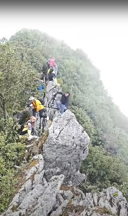 供星洲网:视频|疑登山用手机坠40公尺悬崖 男子生还报平安:福大命大!