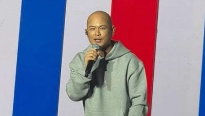 侧田无惧光头示人　脱帽自嘲：我中年啦