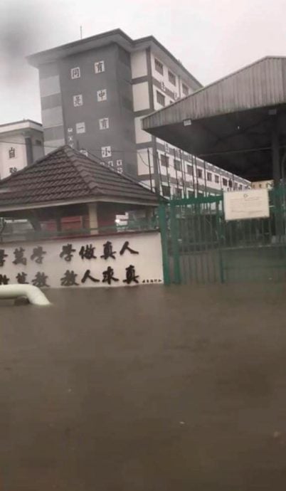倾盆大雨 加影育华中小学前刘治国路等多区水灾