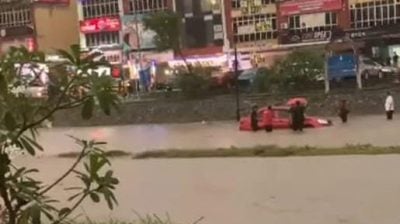 视频 | 倾盆大雨 加影育华中小学前刘治国路等多区水灾