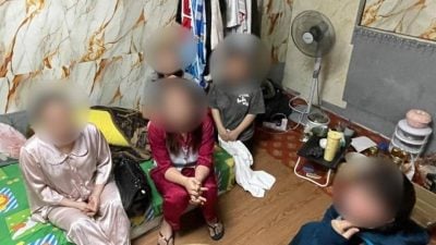 假房产招牌掩护！移民局突击店屋卖淫窝点逮捕17人