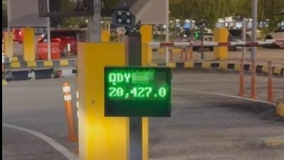 停车场系统出错 男子车停2小时被收2万！