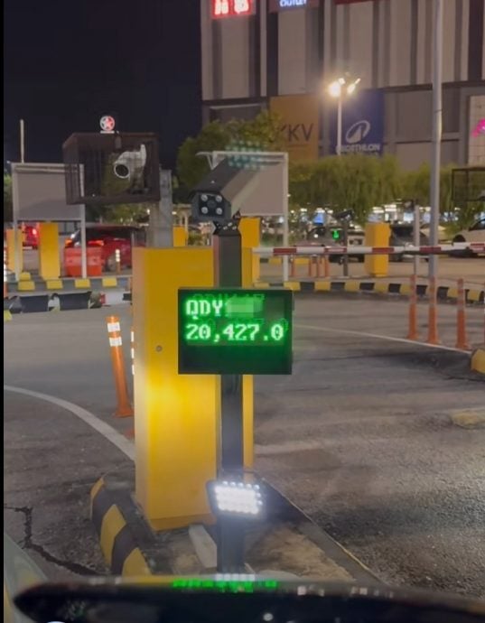 停车场系统出错 男子车停2小时被收2万!