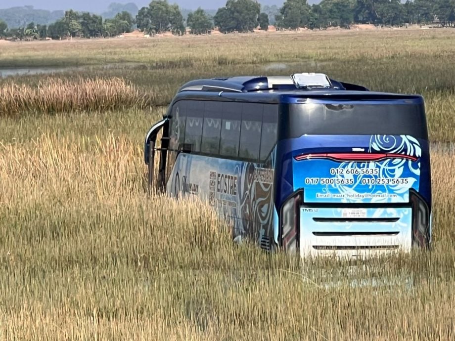 **全国综合**全国：泰南大水灾〡遭冲走巴士今晚抵吉隆坡 行李惨遭“趁水打劫”割开翻找