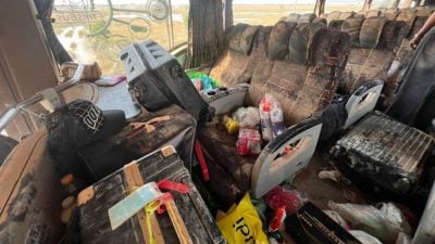 泰南大水灾〡遭冲走巴士今晚抵吉隆坡 行李惨遭“趁水打劫”割开翻找