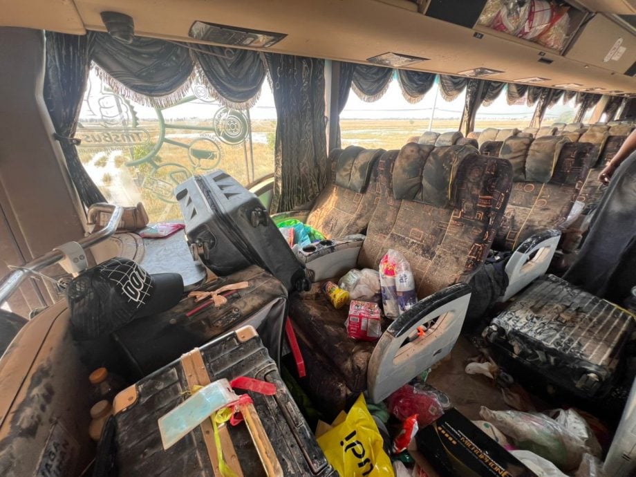 **全国综合**全国：泰南大水灾〡遭冲走巴士今晚抵吉隆坡 行李惨遭“趁水打劫”割开翻找